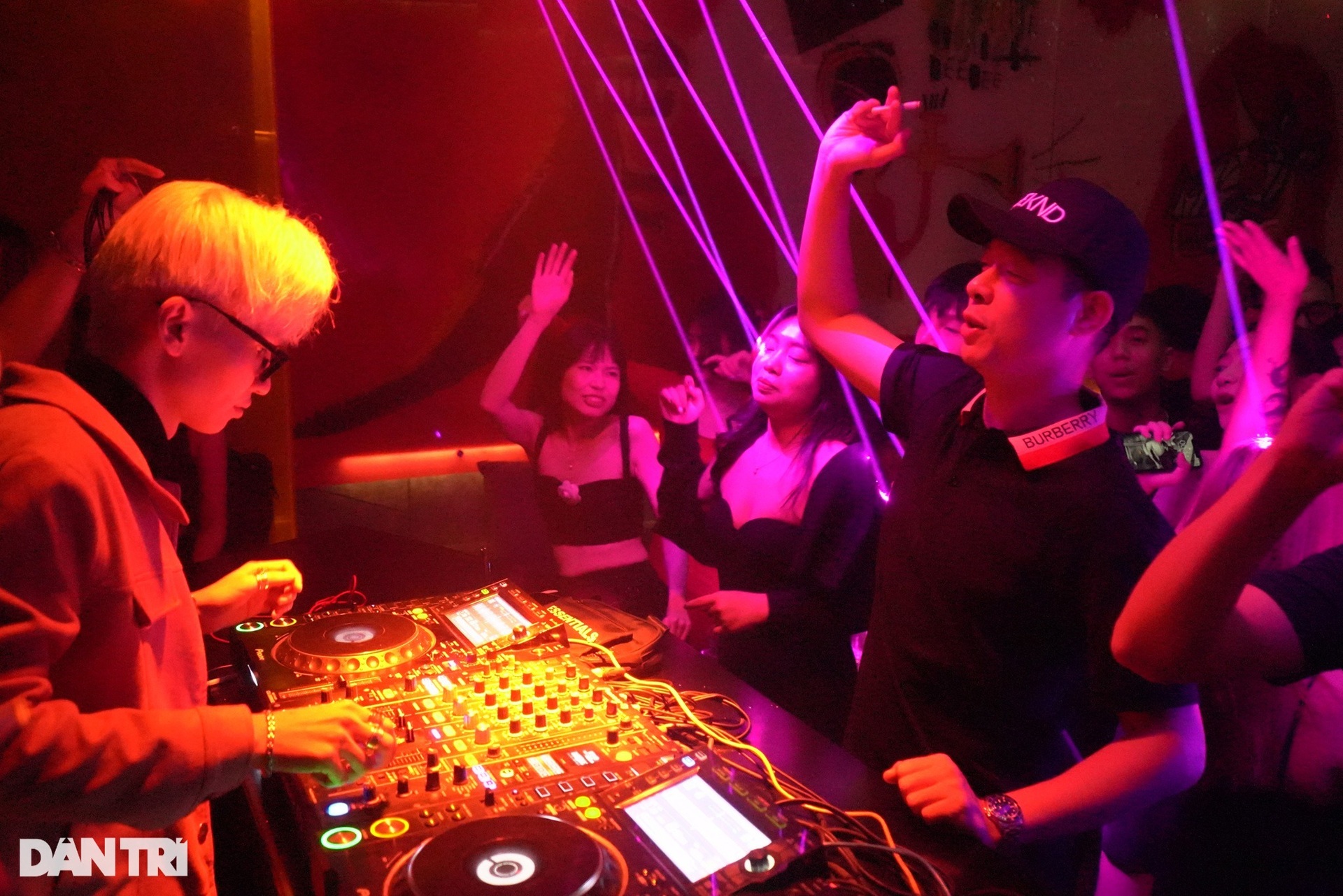 Giới trẻ Hà Nội xuyên đêm quẩy hết mình trong ngày đầu quán bar mở lại - 5 Giới trẻ Hà Nội xuyên đêm quẩy hết mình trong ngày đầu quán bar mở lại - 5