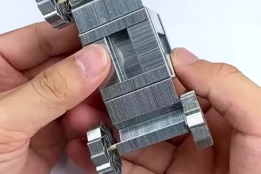 Quá trình tạo chiếc xe hoàn chỉnh từ những chiếc ghim dập giấy