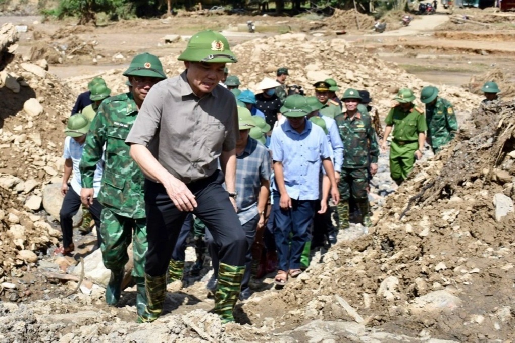 Phó Thủ tướng Trần Lưu Quang thăm hỏi người dân vùng rốn lũ - 1 Phó Thủ tướng Trần Lưu Quang thăm hỏi người dân vùng rốn lũ - 1