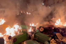 Pháp chìm trong "lửa" biểu tình vì cải cách lương hưu