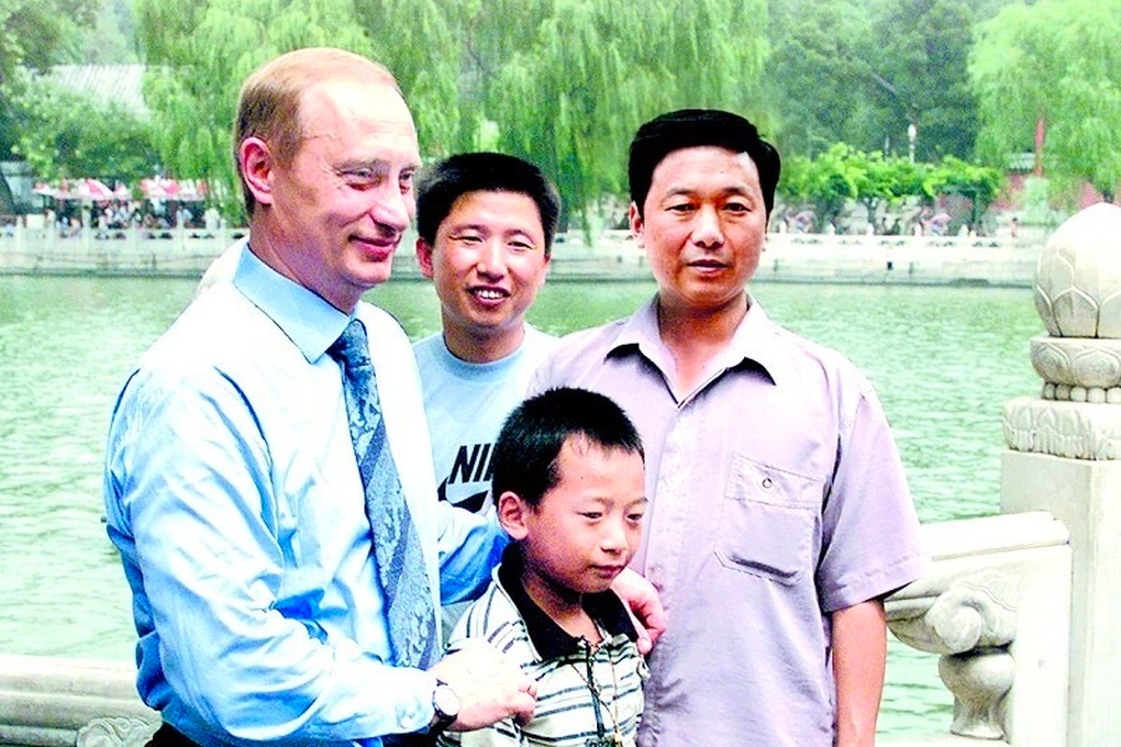 Hãng tin Nga tìm cậu bé chụp ảnh cùng Tổng thống Putin 25 năm trước - 1 Hãng tin Nga tìm cậu bé chụp ảnh cùng Tổng thống Putin 25 năm trước - 1