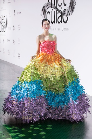 Á hậu Quỳnh Châu mặc trang phục độc đáo, gây chú ý trước ngày cưới - 8 Á hậu Quỳnh Châu mặc trang phục độc đáo, gây chú ý trước ngày cưới - 8