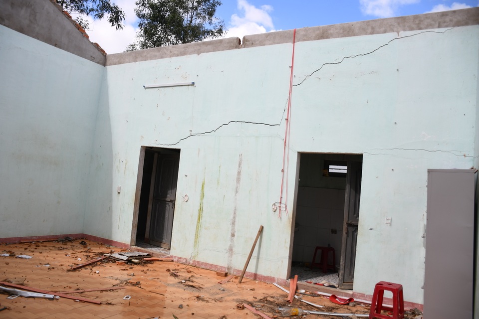 Bão tốc mái lớp học, nhiều học sinh bị ốm do phải ngủ dưới mái hiên - 1 Bão tốc mái lớp học, nhiều học sinh bị ốm do phải ngủ dưới mái hiên - 1