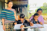 Mẹ bán nốt chỗ gạo dành dụm, vẫn không đủ lo "phao cứu sinh" cho 4 con