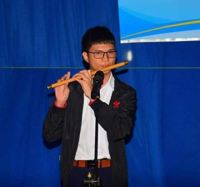 Em Trần Văn Báu tuy bị khiếm thị nhưng có nhiều khả năng hát, chơi đàn guitar, thổi sáo trúc... Ảnh: Nhật Minh