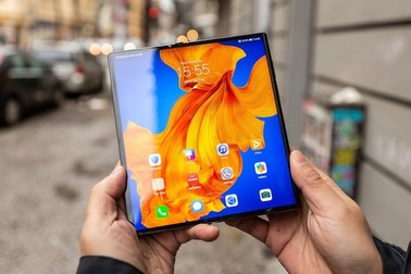 Tencent tặng điện thoại gập trị giá 3.000 USD cho cả vạn nhân viên