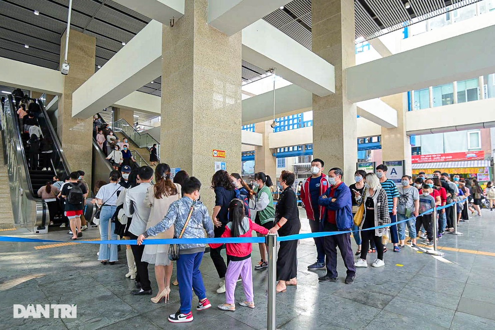 Choáng cảnh chen chân trên tàu Cát Linh - Hà Đông trong ngày cuối miễn phí - 1 Choáng cảnh chen chân trên tàu Cát Linh - Hà Đông trong ngày cuối miễn phí - 1