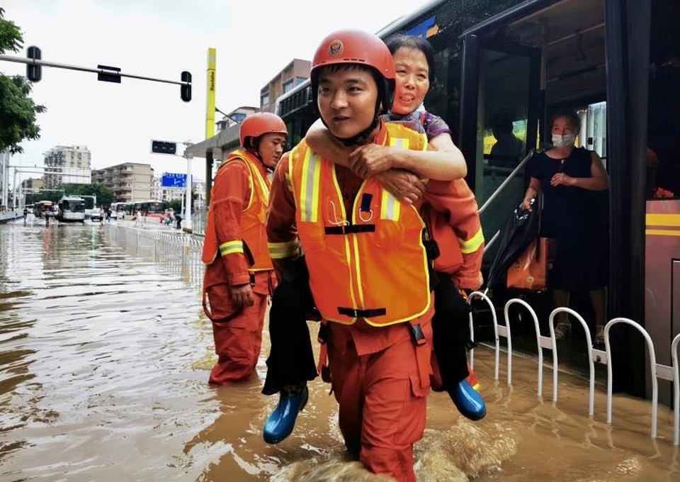 Lũ lụt kinh hoàng ảnh hưởng tới 14 triệu dân tại Trung Quốc - 3 Lũ lụt kinh hoàng ảnh hưởng tới 14 triệu dân tại Trung Quốc - 3