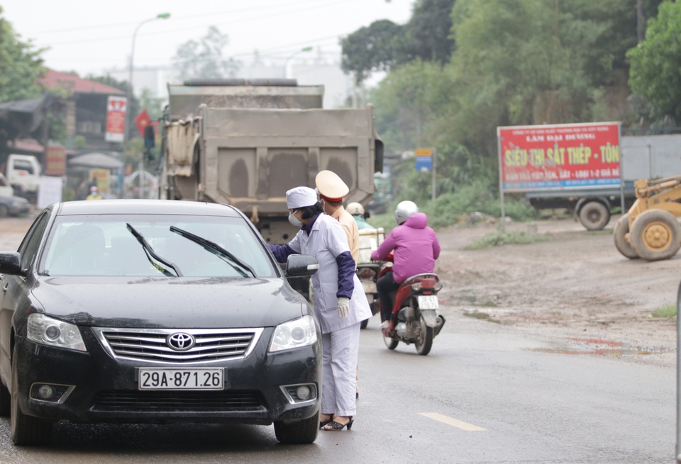 Hà Nội: Cảnh kiểm tra thân nhiệt người ra vào ở cửa ngõ phía tây thành phố - 4 Hà Nội: Cảnh kiểm tra thân nhiệt người ra vào ở cửa ngõ phía tây thành phố - 4