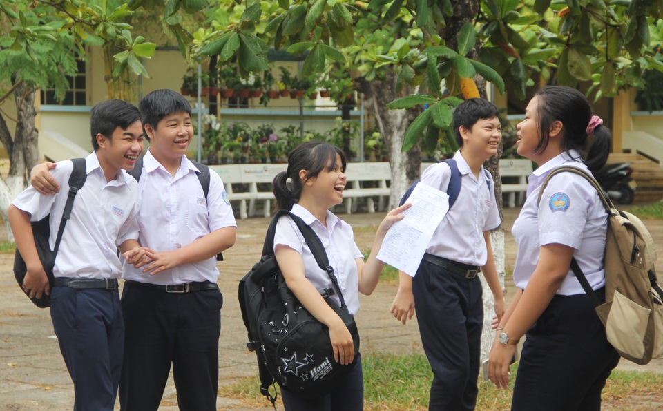 Phú Yên: Đề thi môn tiếng Anh dễ, thí sinh như “cứu được bàn thua” - 3 Phú Yên: Đề thi môn tiếng Anh dễ, thí sinh như “cứu được bàn thua” - 3