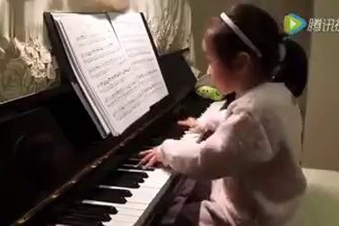Cô bé thiên tài chơi piano khiến vạn người mê mẩn