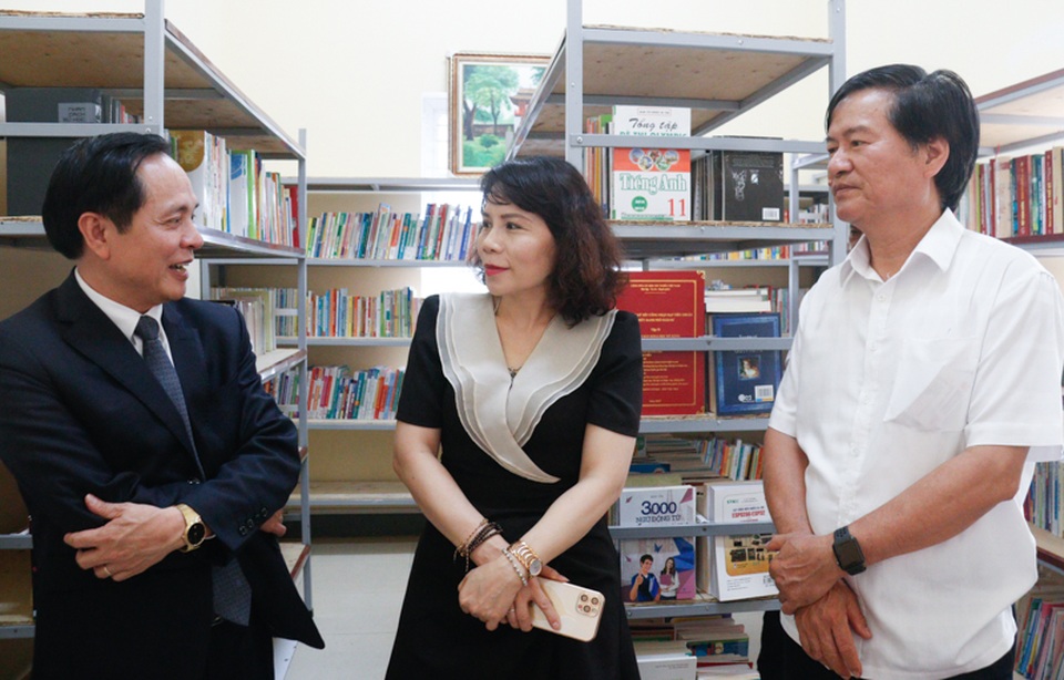 PGS.TS Nguyễn Quang Liệu ủng hộ quỹ khuyến học, sách cho quê hương - 2 PGS.TS Nguyễn Quang Liệu ủng hộ quỹ khuyến học, sách cho quê hương - 2