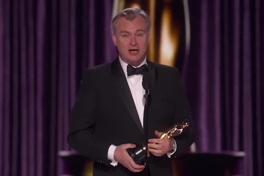 Đạo diễn Christopher Nolan lên nhận tượng vàng dành cho Đạo diễn xuất sắc