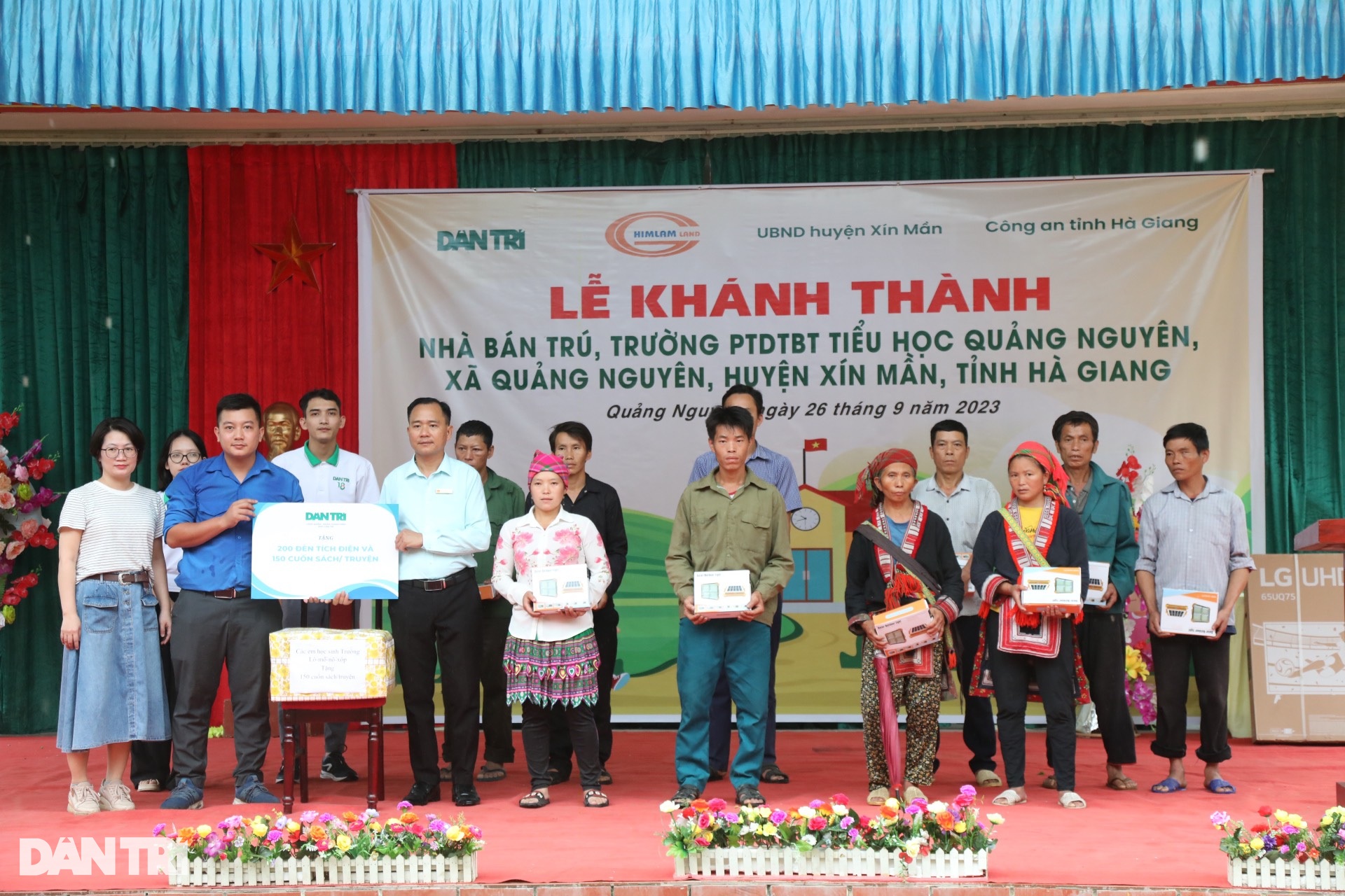 Khánh thành nhà bán trú ở Xín Mần, học sinh không còn lo rét khi đông về - 9 Khánh thành nhà bán trú ở Xín Mần, học sinh không còn lo rét khi đông về - 9