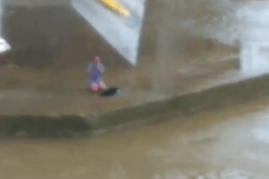 Nam thanh niên nhảy sông tự tử rồi bơi vào trụ cầu... kêu cứu