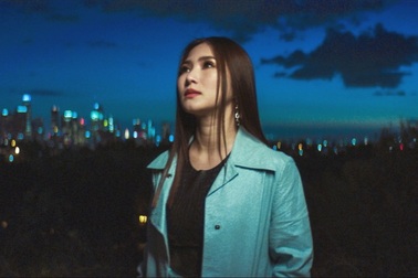 "Tết chỉ cần được trở về" là câu chuyện mà Hương Tràm cùng nhạc sĩ Tiên Cookie gửi đến những người xa quê, không thể kịp trở về nhà khi Tết về.