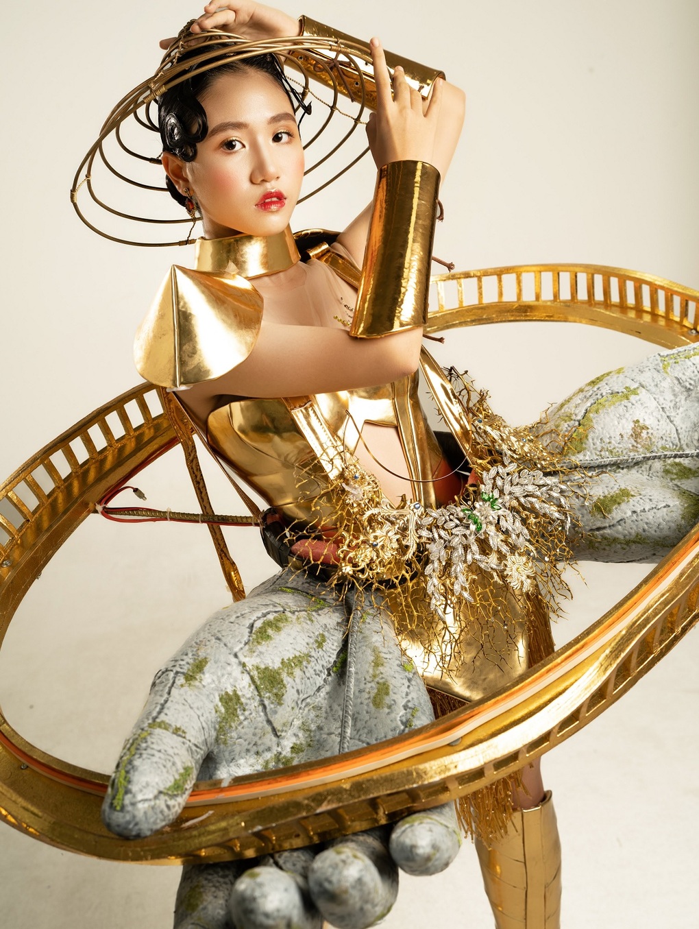 Mẫu nhí Đặng Minh Anh cuốn hút với trang phục lạ mắt - 2 Mẫu nhí Đặng Minh Anh cuốn hút với trang phục lạ mắt - 2