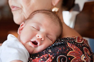 Nàng dâu ở cữ, mẹ chồng sang chăm nhưng ngồi chơi ăn uống cả chiều rồi về