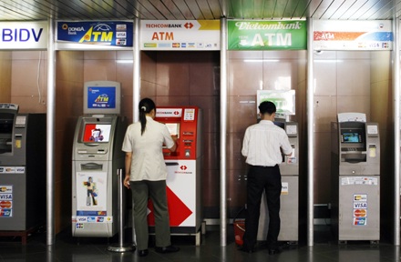 Chưa được thu phí giao dịch ATM nội mạng