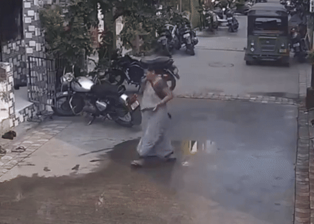 Người phụ nữ thoát chết khi bồn chứa nước rơi từ tầng cao xuống đường - 1 Người phụ nữ thoát chết khi bồn chứa nước rơi từ tầng cao xuống đường - 1