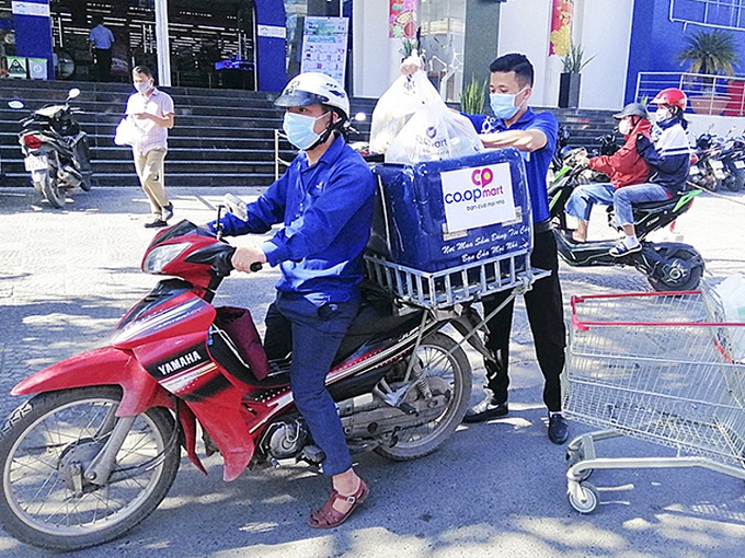 Nhân viên Co.opmart chuẩn bị giao hàng cho khách. Ảnh: Mai Trang.