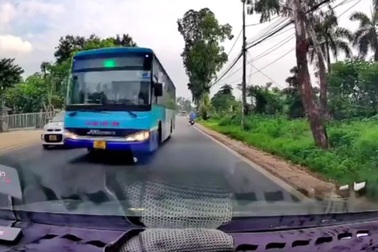 Xe buýt vượt ẩu trên đường hẹp suýt gây "vạ lây" cho người đi đường
