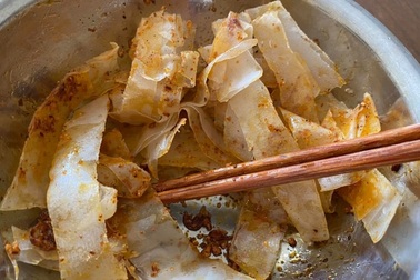 Đà Nẵng: Ăn bánh tráng trộn hàng rong, 6 người nhập viện