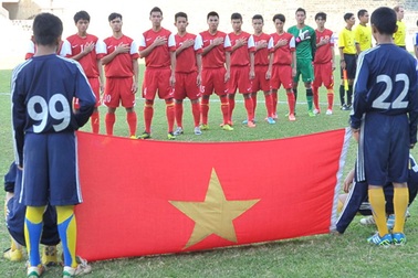 U19 VN đeo băng tang tưởng nhớ Đại tướng Võ Nguyên Giáp