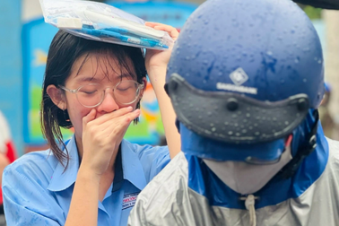 Thí sinh khóc vì đề toán TPHCM lạ: "Khả năng của học trò thấp đến vậy sao?"