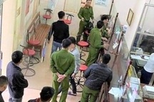 Kẻ cướp dùng súng ngắn uy hiếp nhân viên ngân hàng lấy 200 triệu đồng