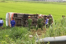 Xe buýt lao xuống ruộng, 4 người thương vong