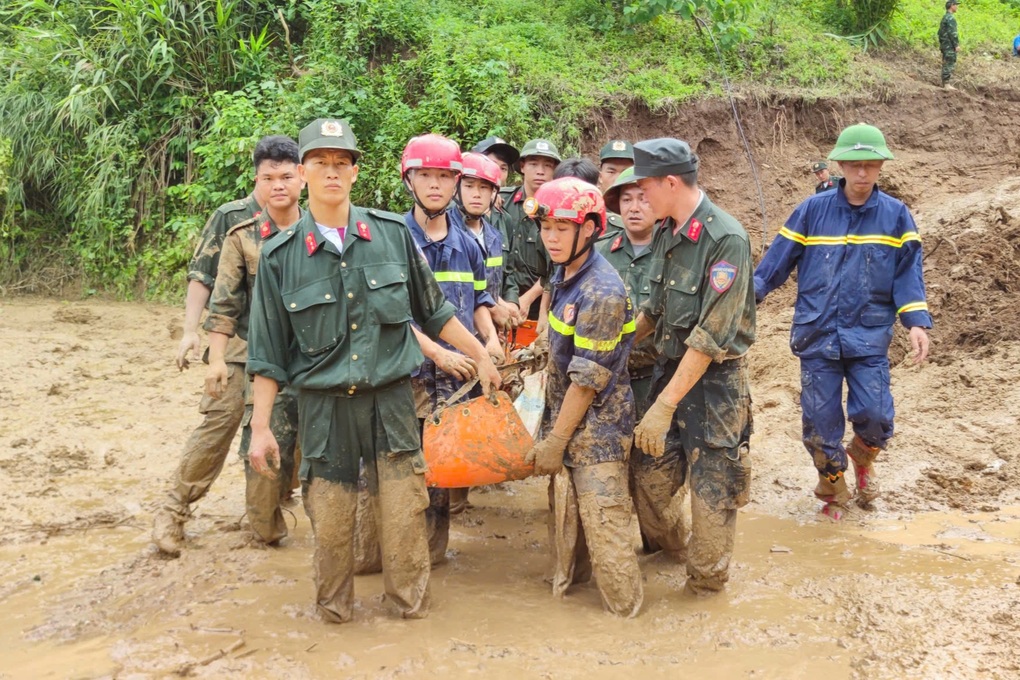 Hỗ trợ sản phụ vượt 14km từ rốn lũ ra trạm y tế chờ sinh con - 2 Hỗ trợ sản phụ vượt 14km từ rốn lũ ra trạm y tế chờ sinh con - 2