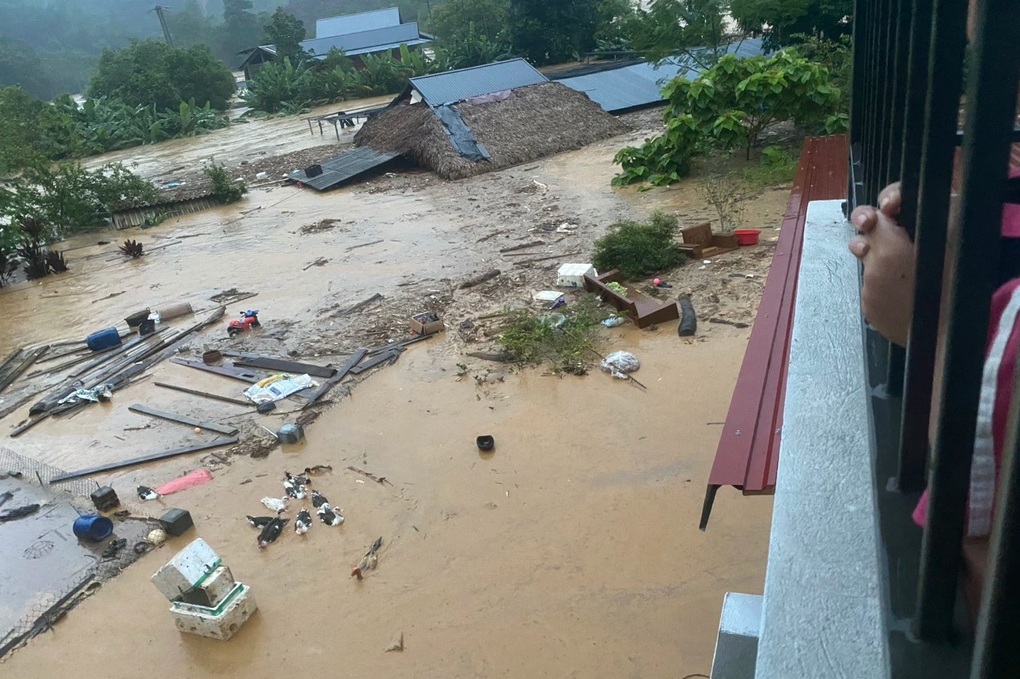 Lũ dâng cao tới tận tầng 2, người dân Lào Cai lên mạng cầu cứu - 2 Lũ dâng cao tới tận tầng 2, người dân Lào Cai lên mạng cầu cứu - 2