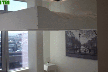 Căn nhà rộng "không tưởng" nhờ nội thất tự động "leo" lên trần nhà