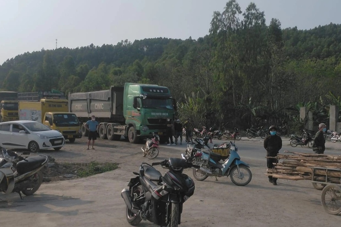 Bố cùng con 2 tuổi tử vong thương tâm sau cú va chạm với xe tải - 1 Bố cùng con 2 tuổi tử vong thương tâm sau cú va chạm với xe tải - 1