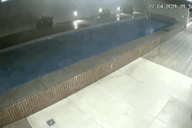 Hãi hùng bể bơi bất ngờ sập xuống từ mái, rơi trúng gara đỗ xe ở Brazil