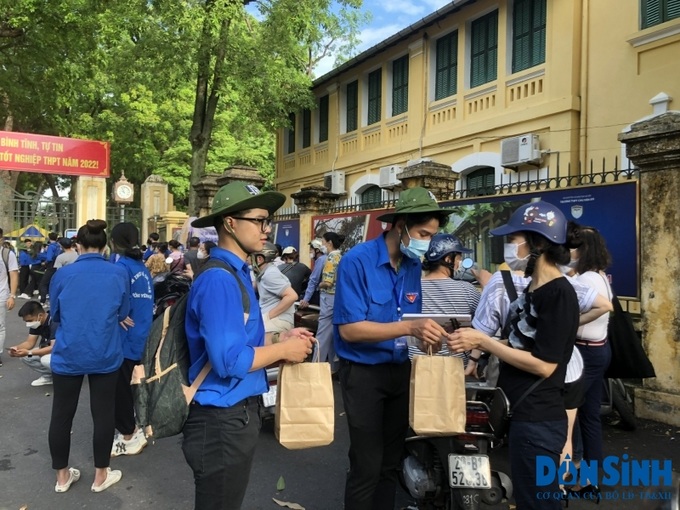 Sinh viên tình nguyện tiếp sức cho các sĩ tử và phụ huynh tại điểm thi trường THPT Chu Văn An.