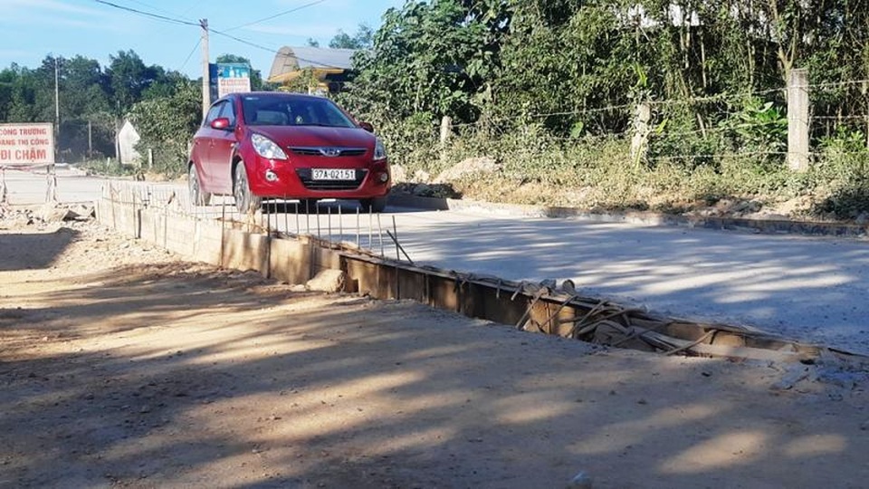 Hàng trăm thanh sắt cắm ngược như chông “bẫy” người đi đường - 4 Hàng trăm thanh sắt cắm ngược như chông “bẫy” người đi đường - 4