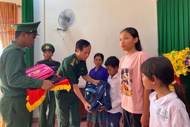 Niềm vui trước thềm năm học mới của những đứa con nuôi đồn biên phòng