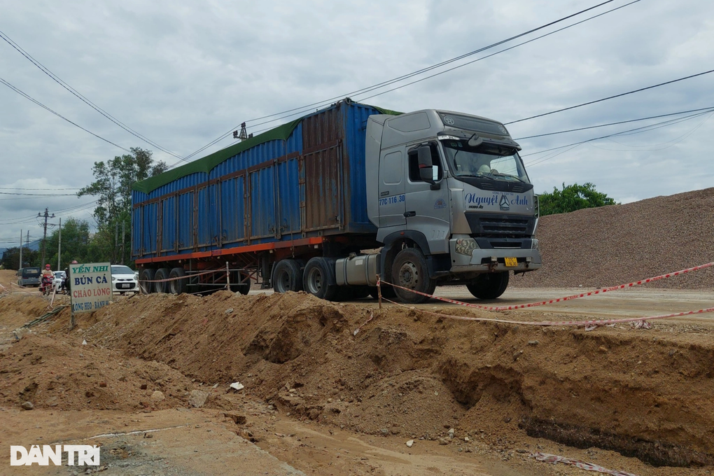 Thi công quốc lộ 19 ì ạch, dân khốn khổ vì không có lối đi - 3 Thi công quốc lộ 19 ì ạch, dân khốn khổ vì không có lối đi - 3
