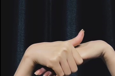 Cô gái kiếm tiền triệu mỗi giờ làm việc nhờ đôi tay đẹp