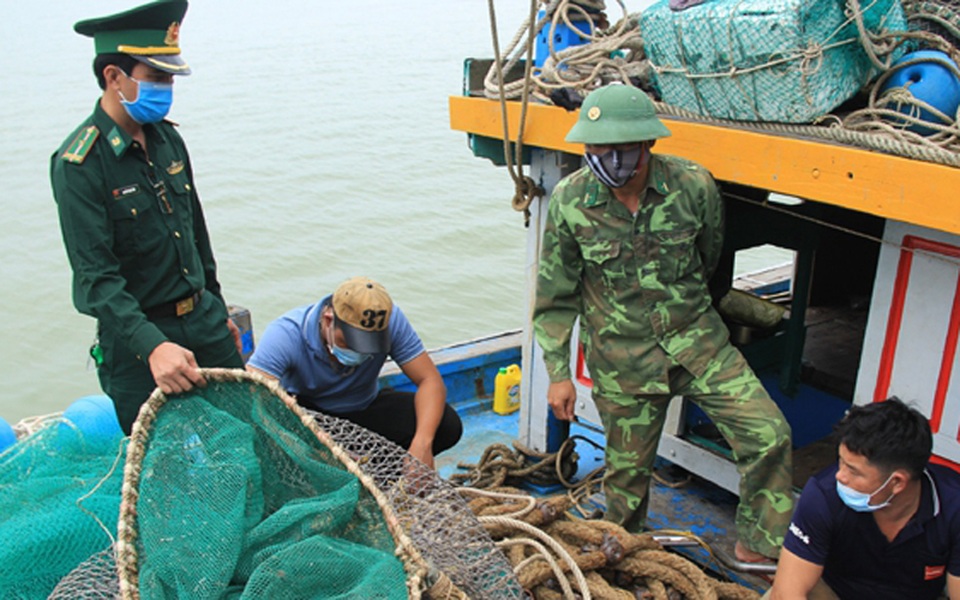 Bắt giữ hàng loạt tàu giã cào “tàn sát ngư trường - 2 Bắt giữ hàng loạt tàu giã cào “tàn sát ngư trường - 2