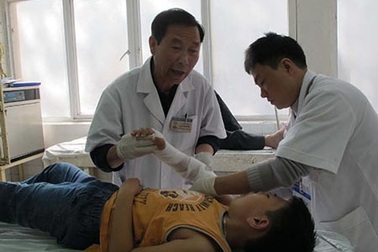 Xương gãy, đắp lá càng nguy!