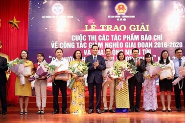 Báo Dân trí nhận Giải B cuộc thi viết về giảm nghèo