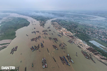 Hàng trăm tàu thuyền chở cát neo đậu kín mặt sông ngã ba Bạch Hạc