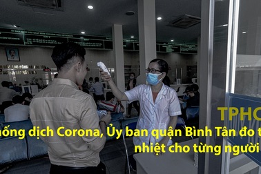 Chống dịch corona, Ủy ban quận Bình Tân đo thân nhiệt cho từng người dân