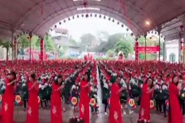 Cô trò Trường tiểu học Thọ Sơn, Việt Trì, Phú Thọ múa hát xoan giữa giờ.