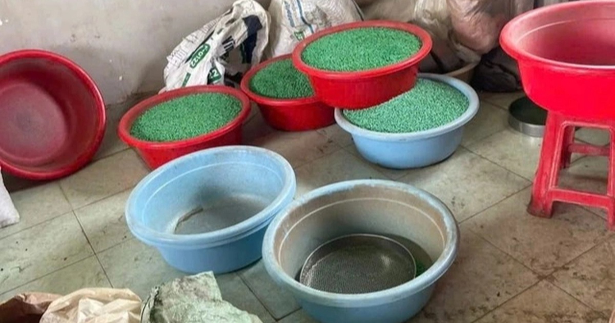 Thuốc chữa bệnh để bừa bãi trên nền nhà, phơi ngoài sân