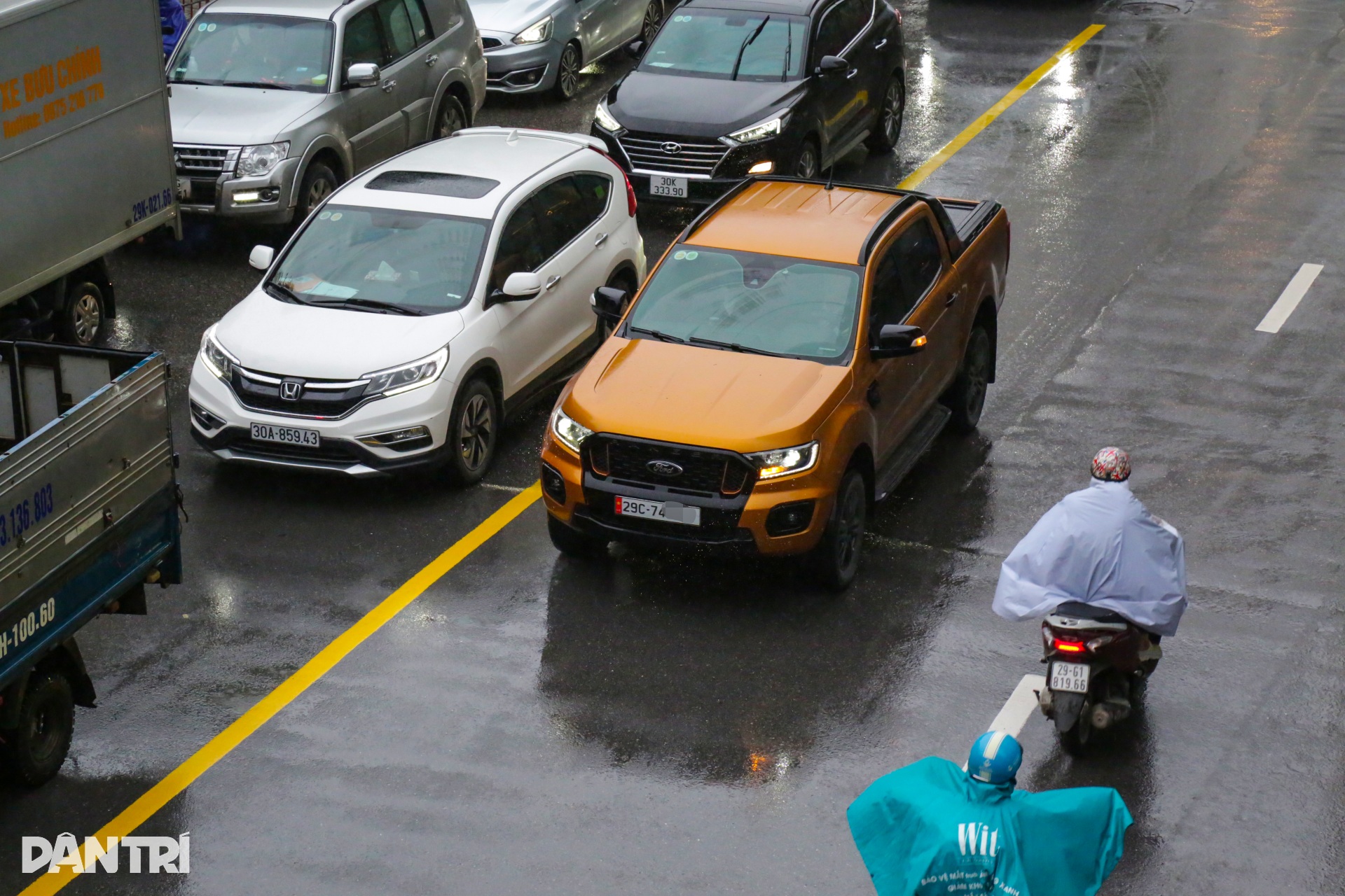 Vạch kẻ làn đường bị mờ nhìn như ma trận, nhiều lái xe lo bị phạt oan - 11