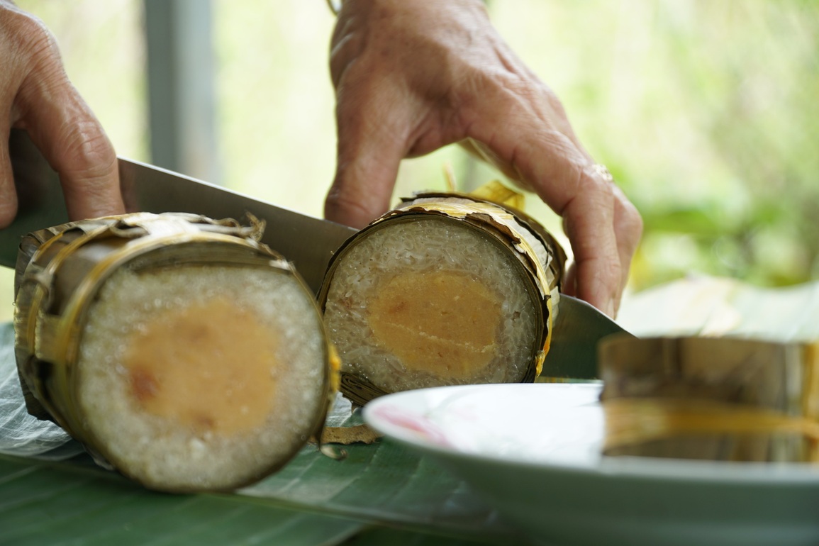 Thu nhập 30 triệu đồng bỗng mất sạch, thợ may đi bán bánh tét mưu sinh - 6 Thu nhập 30 triệu đồng bỗng mất sạch, thợ may đi bán bánh tét mưu sinh - 6